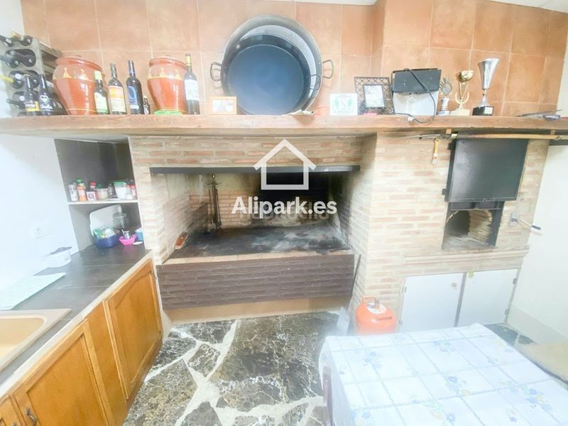 Foto e40f42bf-959c-453e-8ae4-e905997d356a. Xalet amb aparcament a Novelda