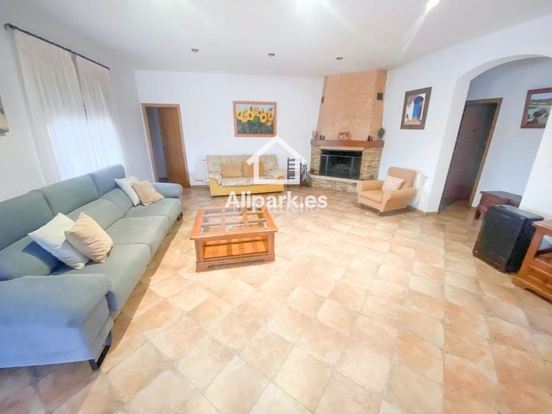 Foto e547419d-a32c-4d05-901f-beac38bd250f. Xalet amb aparcament a Novelda