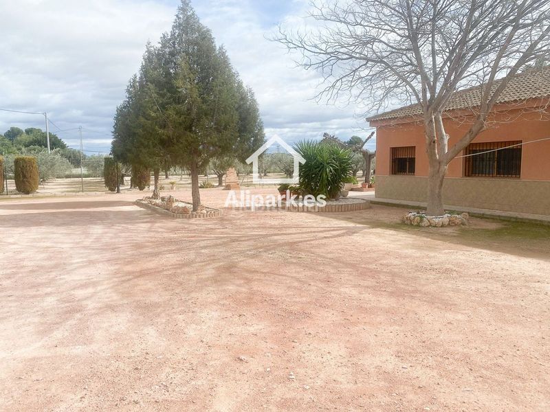 Foto f4ea28d6-b4da-40d4-bd1f-071b2b5bb0b5. Xalet amb aparcament a Novelda