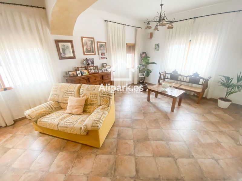Foto fa4d509c-96b4-4ca0-86cd-37ec0e3a541f. Xalet amb aparcament a Novelda