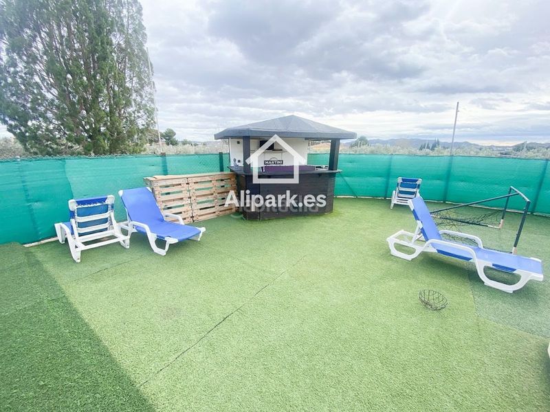 Foto fcf05fbf-be11-41bd-b5bc-593766f767ac. Xalet amb aparcament a Novelda