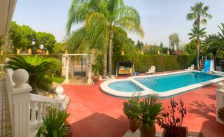 Xalet  Rio gualdaquivir. Chalet 6 hab. sol y luz con piscina