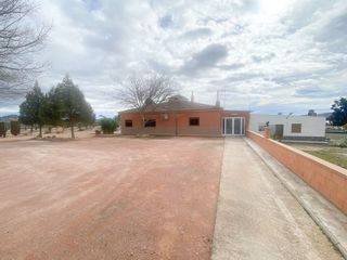 Xalet  38º21,58.7n. Chalet con terreno y piscina en el campet
