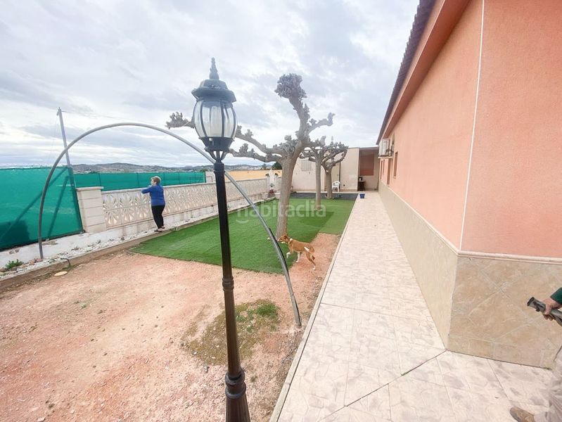 Foto f01c5978-290c-40f3-a6a3-3d7f275b46e9. Xalet amb aparcament piscina a Novelda