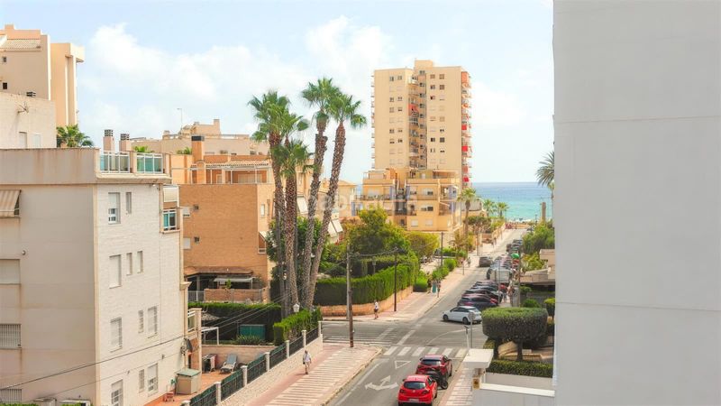 Foto b6def29b-6538-43e4-88f5-09a8704e8726. Pis amb piscina a Playa Muchavista Campello (el)