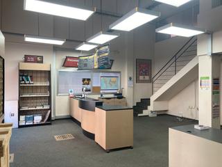 Location Local commercial à Carrer de laureà miró 323. 140 metros cuadrados distribuidos 85 m2 a nivel de calle y un al