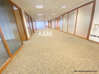 Rent Office space in Ensanche. Oficina en alquiler en centro, 7 dormitorios.