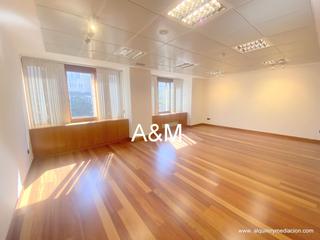 Affitto Ufficio in Ensanche. Oficina en alquiler en centro, 1 dormitorio.