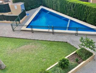 Lloguer Pis  Calle costera la. Alquiler de piso de tres habitaciones y piscina comunitaria, en