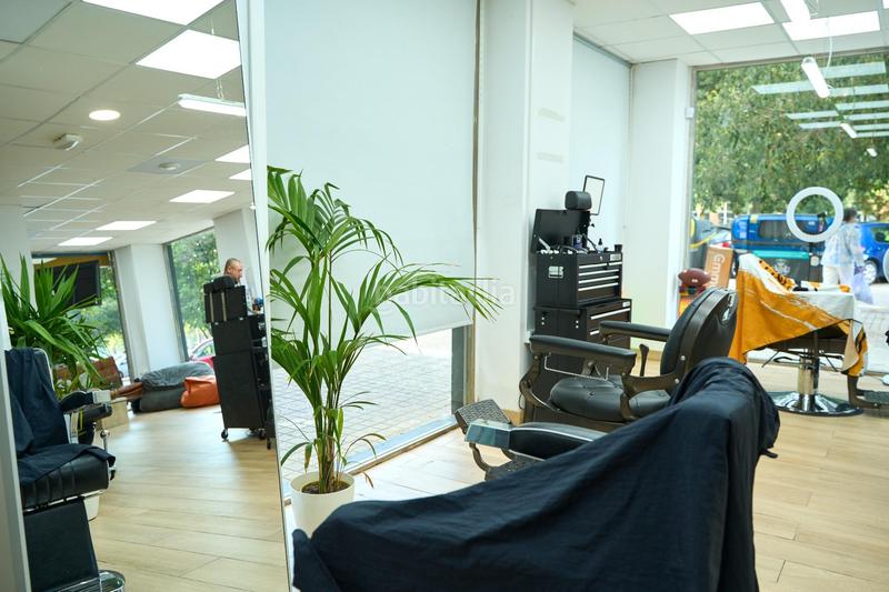 Foto 2b33df56-757d-4032-aa0d-9bb3f4003559. Traspaso local comercial se traspasa barbería masculina en pleno funcionamiento avenida blasco ibáñez, en Valencia