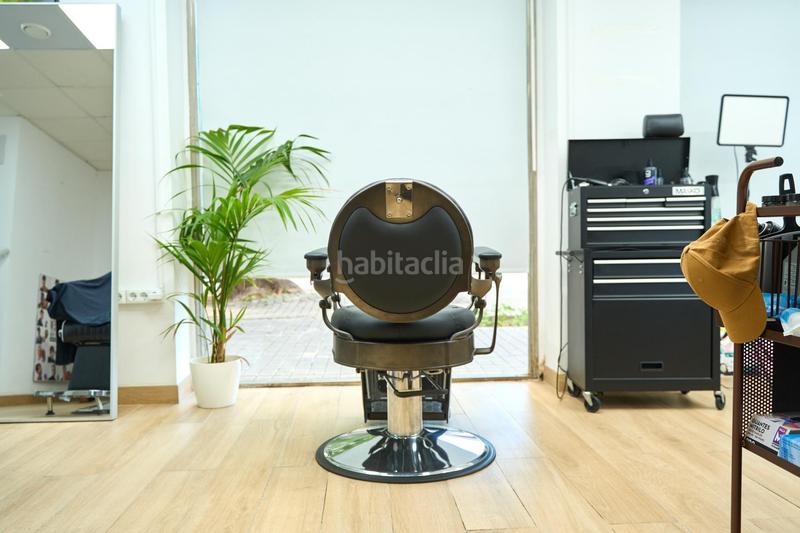 Foto 3c9e137e-a587-4718-838b-fbd7791d7173. Traspaso local comercial se traspasa barbería masculina en pleno funcionamiento avenida blasco ibáñez, en Valencia