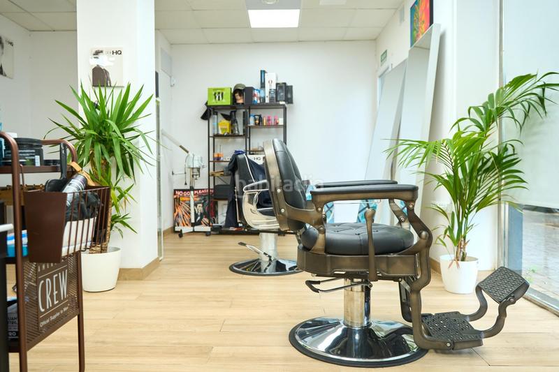 Foto 8d830c42-7d78-4b1a-9e6e-2f29fb5146f5. Traspaso local comercial se traspasa barbería masculina en pleno funcionamiento avenida blasco ibáñez, en Valencia