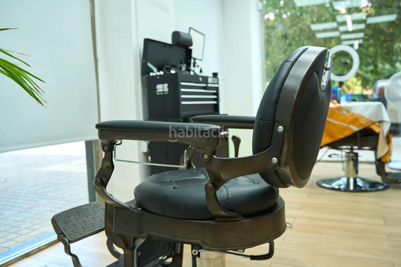 Foto 8ff03b63-6ffa-499f-90b6-21df75cabf78. Traspaso local comercial se traspasa barbería masculina en pleno funcionamiento avenida blasco ibáñez, en Valencia