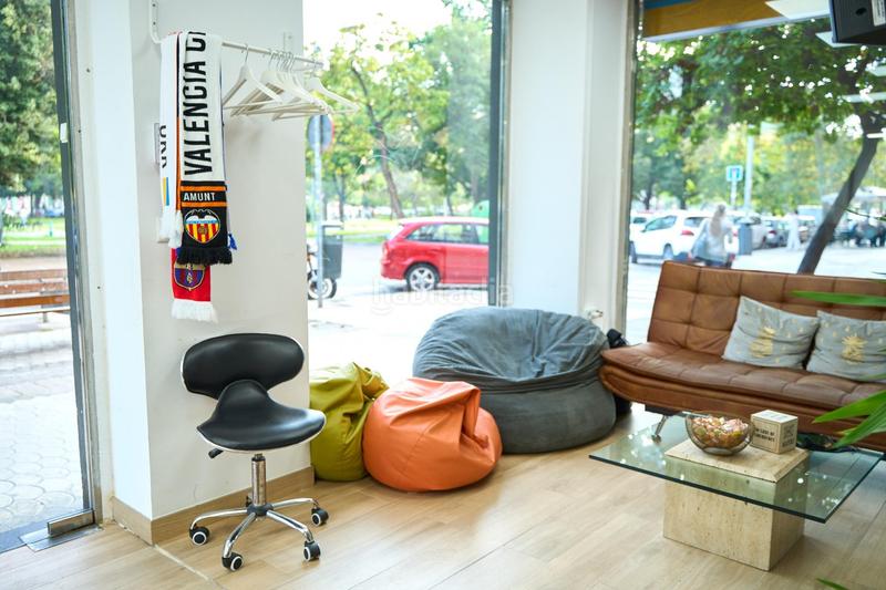 Foto a45e51b8-0864-445e-aff1-f453260682b2. Traspaso local comercial se traspasa barbería masculina en pleno funcionamiento avenida blasco ibáñez, en Valencia