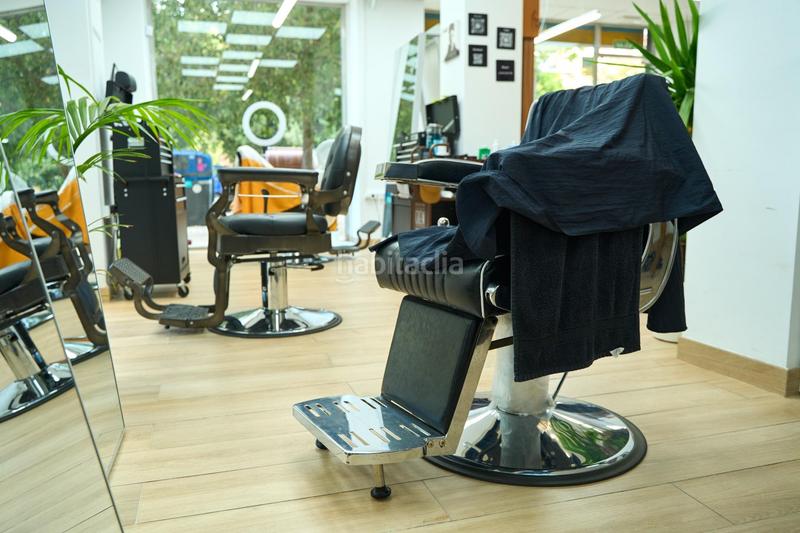 Foto a84b987a-85f0-4232-baf2-fbbff73089ce. Traspaso local comercial se traspasa barbería masculina en pleno funcionamiento avenida blasco ibáñez, en Valencia