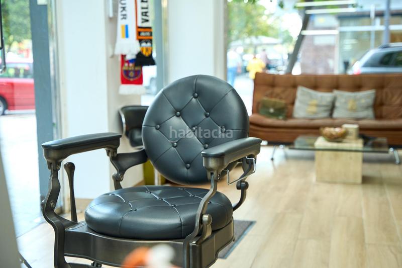 Foto b9a16ea6-354b-400c-97d6-aa3148c7a3be. Traspaso local comercial se traspasa barbería masculina en pleno funcionamiento avenida blasco ibáñez, en Valencia