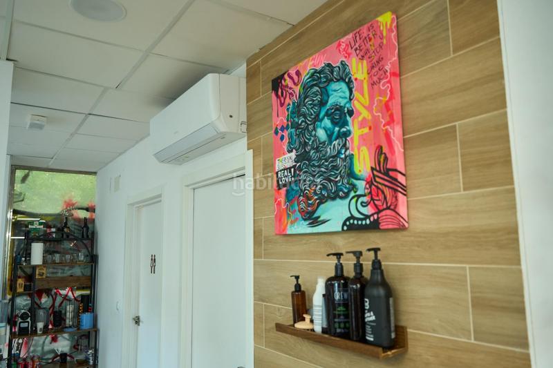 Foto bc821150-c9cf-418a-9ae4-9ea03373d620. Traspaso local comercial se traspasa barbería masculina en pleno funcionamiento avenida blasco ibáñez, en Valencia