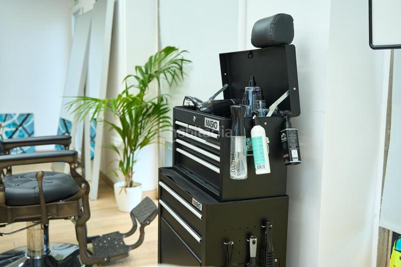 Foto ceb8536b-8bde-4ae0-8e68-bd68903a4f1f. Traspaso local comercial se traspasa barbería masculina en pleno funcionamiento avenida blasco ibáñez, en Valencia