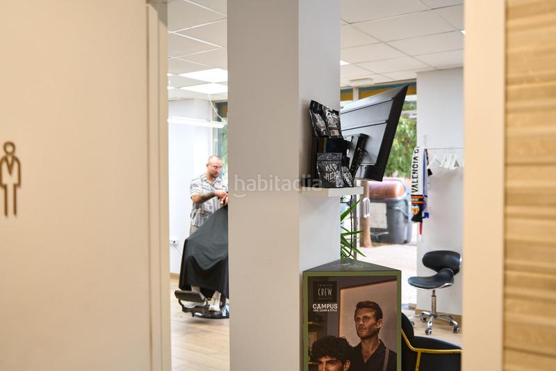Foto d85f7358-b721-47fd-9614-147048cef6c9. Traspaso local comercial se traspasa barbería masculina en pleno funcionamiento avenida blasco ibáñez, en Valencia
