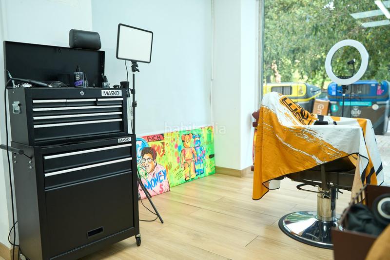 Foto f1268d40-32b3-4178-97a1-892e0ef1d423. Traspaso local comercial se traspasa barbería masculina en pleno funcionamiento avenida blasco ibáñez, en Valencia