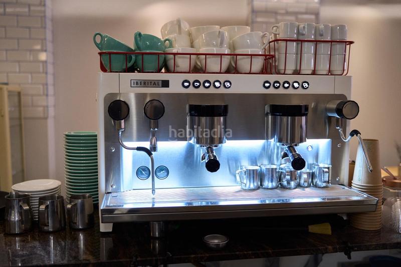 Foto 744bfd4b-c2b8-4511-aeb5-9d57078de4fc. Traspaso local comercial traspaso de la cafetería en funcionamiento con clientes habituales en el centro en Valencia