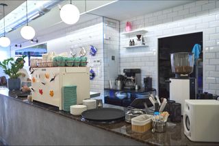 Lloguer Local Comercial a Arrancapins. Traspaso de la cafetería en funcionamiento cerca de abastos con