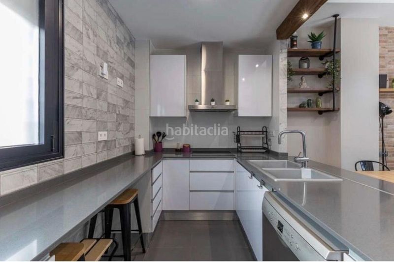 Foto a0a78845-df55-4490-b01d-b1ad3cac998c. Casa aparellada amb aparcament piscina a Barrio Benicalap Valencia