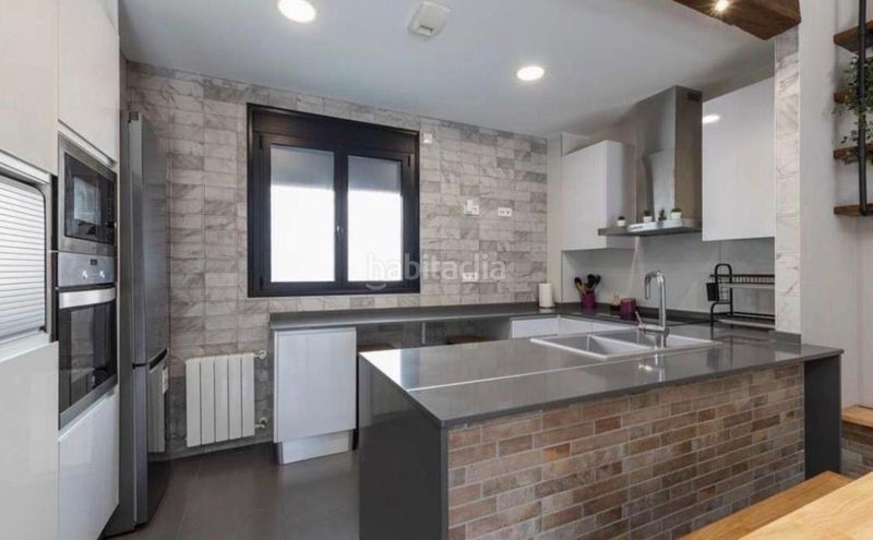 Foto cc904f1e-8084-4396-bf35-11eb7d0a84d5. Casa aparellada amb aparcament piscina a Barrio Benicalap Valencia