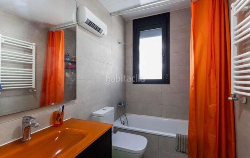Foto d52989f2-c56e-41e8-bef0-612ddb9f155d. Casa aparellada amb aparcament piscina a Barrio Benicalap Valencia