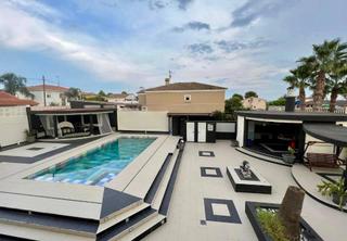 Chalet  Calle cirerer. Casa única en montserrat valencia  ideal para vivir o dividir en