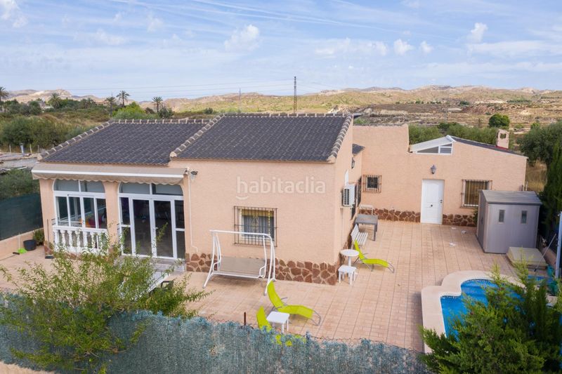 Foto 3c56fa90-f9c4-45e5-83f4-3889556849e1. Chalet con riscaldamento parcheggio piscina in Peña de las Águilas Elche / Elx
