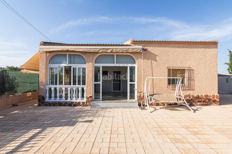 Foto d86110f6-b30f-414d-84af-559f6010ff3c. Chalet con riscaldamento parcheggio piscina in Peña de las Águilas Elche / Elx