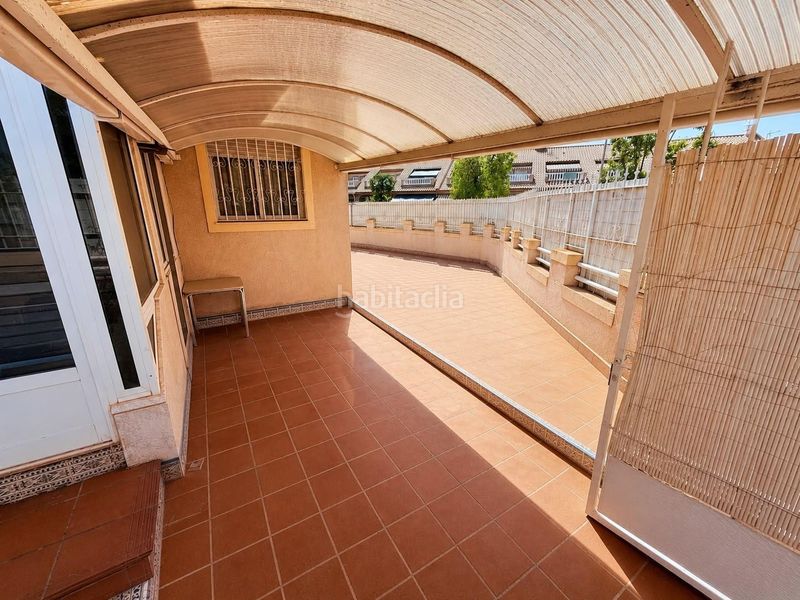 Foto 20eda4f9-8d85-441b-9347-dbdb2cd8f8b6. Casa adossada amb aparcament a Centro Alcázares (Los)