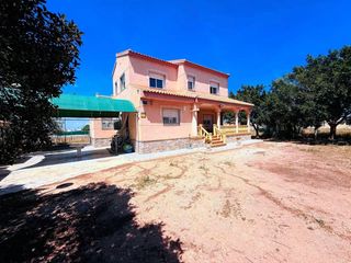 Xalet a Centro. Exclusiva finca rústica con piscina en los alcázares