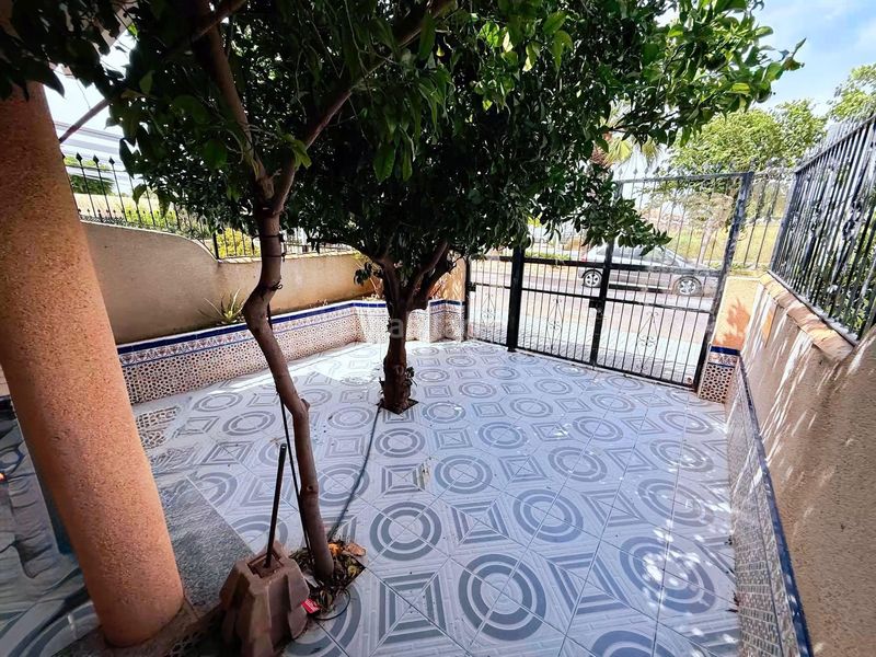 Foto f0fa3dd9-c1ac-48ac-8282-60d6942a413c. Casa adossada amb aparcament a Centro Alcázares (Los)