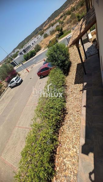 Foto 3b9a2289-a3fb-4380-a3cd-003a5b3c7fbb. Casa elegante casa adosada en esquina en la prestigiosa las lomas, Costa Esuri 3 habitaciones 2.5 baños jardín privado 187 en Ayamonte