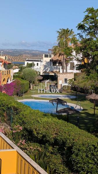 Foto c10c0474-f7a7-4213-9253-0667b29ec505. Casa elegante casa adosada en esquina en la prestigiosa las lomas, Costa Esuri 3 habitaciones 2.5 baños jardín privado 187 en Ayamonte