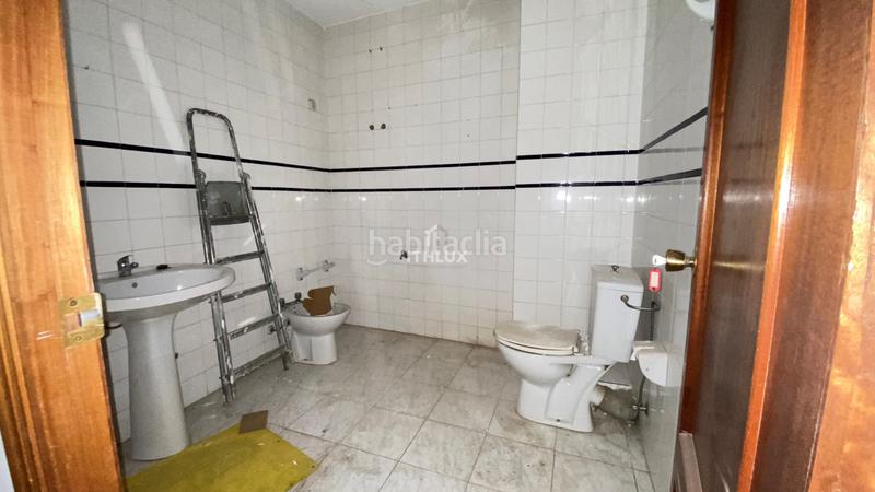 Foto a17569f5-f855-4fe8-b19f-3285043c9f59. Casa adosada edificio en venta en el centro locales a pie de calle, vivienda alquilada y oficina convertible. precio en Villanueva de la Serena