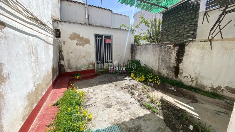 Foto ad2c74c1-7ee5-41bb-816f-8ce6a1c9a3e1. Casa adosada edificio en venta en el centro locales a pie de calle, vivienda alquilada y oficina convertible. precio en Villanueva de la Serena
