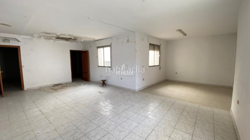 Foto e18d4c04-d4f6-47bb-9ded-20f9507a999f. Casa adosada edificio en venta en el centro locales a pie de calle, vivienda alquilada y oficina convertible. precio en Villanueva de la Serena