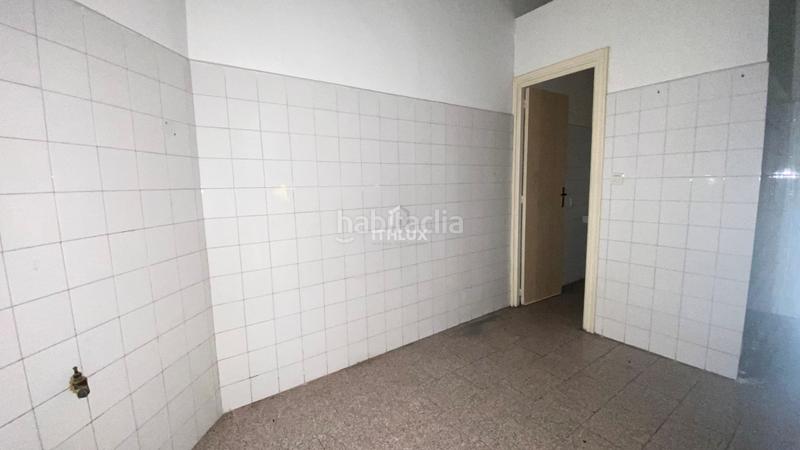 Foto f83551e0-7677-48e9-83b3-76d5ca805c1c. Casa adosada edificio en venta en el centro locales a pie de calle, vivienda alquilada y oficina convertible. precio en Villanueva de la Serena