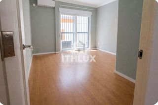 Flat  Calle huelva nº ª planta. A solo 200 metros de la plaza del salvador, en pleno casco antig