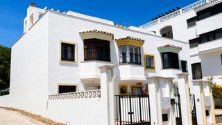 Reihenhaus in Puerto de la Duquesa. Encantadora casa adosada en venta en puerto de la duquesa.