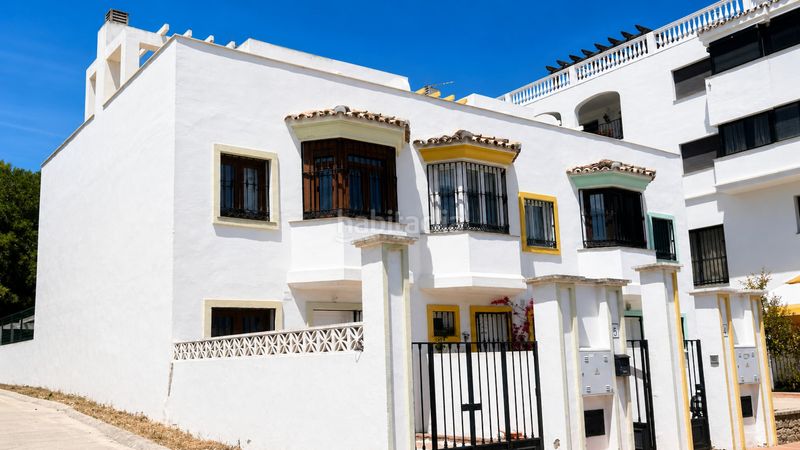 Foto a958e65f-18d6-46cd-a4f8-665a80625d33. Casa adossada amb aparcament a Puerto de la Duquesa Manilva