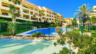 Erdgeschoss in La Duquesa. Este es un fabuloso apartamento en planta baja elevada, situado