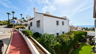 Piccolo appartamento in La Duquesa. Ubicado en una posición elevada dentro de la codiciada zona de l