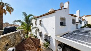 Apartament a La Duquesa. Ubicado en una posición elevada dentro de la codiciada zona de l