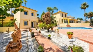 House in La Duquesa. Viva el máximo lujo en esta excepcional villa independiente, per