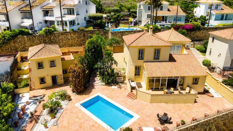 Foto 8136fb36-35a9-45b6-bb66-e85b6e7a26c5. Casa amb aparcament piscina a La Duquesa Manilva