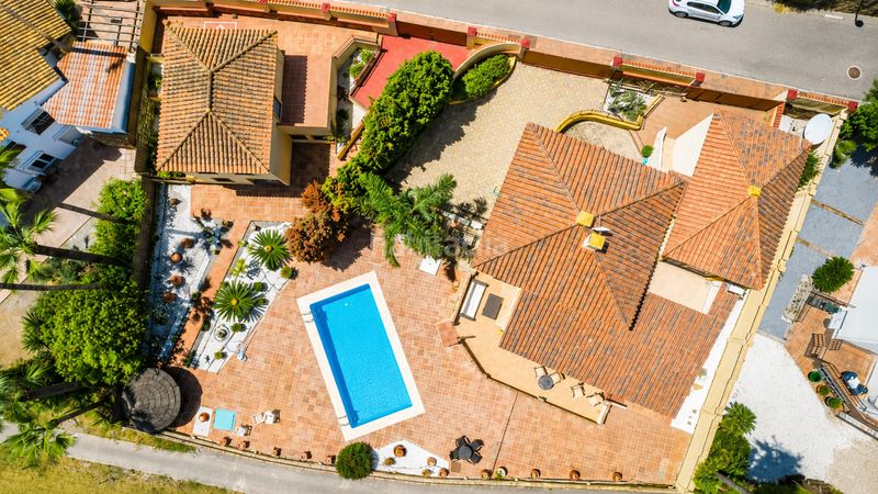 Foto e24b7d66-d5b4-41c3-958d-f1d5b2f64f46. Casa amb aparcament piscina a La Duquesa Manilva